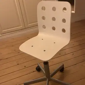 En vit stol från Ikea som går att sänka och höja.💕