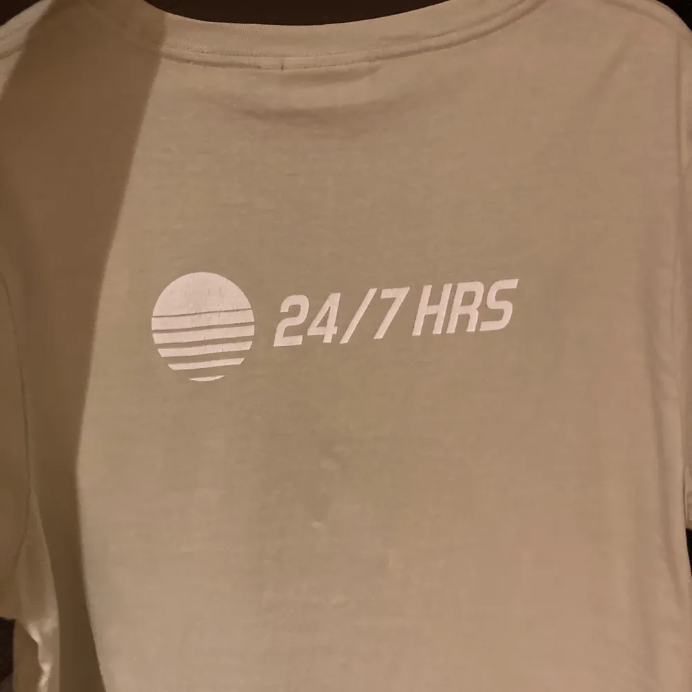 Beige oversized t-shirt från Weekday. Trycket ”solar energy” på framsidan och ”24/7 hours” på baksidan. Använd ett par gånger men fortfarande i bra skick!. T-shirts.