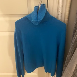 Blå stickad  - Fin blå stickad tröja med polo krage. Används inte längre. Jättefint skick. Hör av dig vid intresse. 