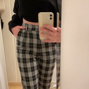NA-KD, rutig kostymbyxa strl (S) - Rutig kostymbyxa ifrån NA-KD, använda en gång!    Byxorna är i storlek (S) men passar även en storlek (XS)  Saknar knapp på insidan men kan fästas på lättare sätt.             Jag säljer plagget pågrund av att modellen är för kort för min smak då jag har ganska långa ben jag är ca 160cm.❤️ 