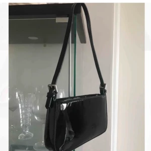 Vinyl väska - Superfin väska i bra skick, gillar den verkligen men använder knappt denna typen av väskor längre därför säljer jag den💖