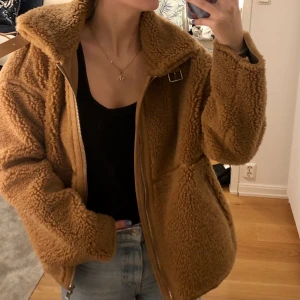 Teddy jacka från Zara - Jätteskön oversized Teddy jacka från Zara, knappt använd. 