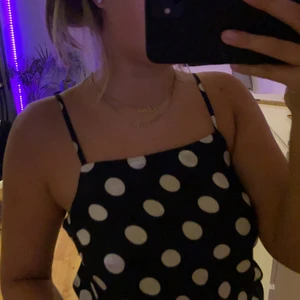 Prickig sött linne - Säljer mitt linne från vero Moda, den har prickar på sig och blanka blommor som syns endast i ljus, den är i strl xs och är aldrig använd