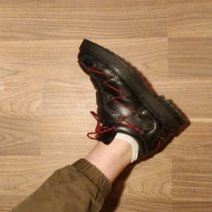 Eytys Morso - Eytysdojjor, svart läder med lite lustig snörning på sidan av skon. Sula av gummi och innersula av kalvläder. Väldigt lätt bruksslitage.  Passar perfekt för mig som har EU 41.5 i skostorlek. Skickas med originalförpackning och totebags.