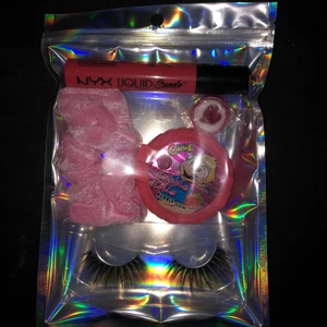 Holo jul-goodiebag  - En stor goodiebag som innehåller hubabubba tuggummi, lösögonfransar, nyx lipcream, en scrunchie och lite godis🥺✨ 110kr plus frakt😚