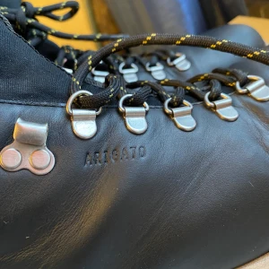 Axel Arigato kängor 39’ - Super fräscha kängor i skinn från Axel Arigato stl 39 säljes då de är lite stora till mig och kommer därför inte till användning. Knappt använda. Nypris 3900kr. Finns att hämta i Göteborg eller skickas mot fraktkostnad