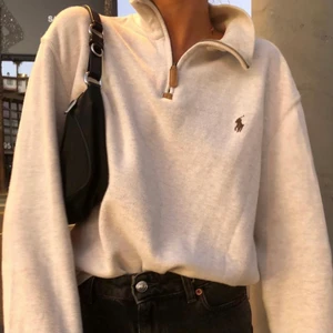 Ralph Lauren 1/4 zip - BUDSTOPP onsdag 16/12 kl 21.00. Första bilden är lånad. Beige tröja med dragkedja från Ralph Lauren(äkta) köpt secondhand, i toppenskick! Buda i kommentarerna, höjning med minst 10kr. Inga oseriösa budgivare! +63kr frakt