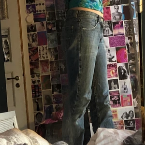 Blåa lee jeans - Fina blå lee jeans köpta second hand för ett tag sen! Kan inte hitta storleken men dom sitter som s. Köparen står för frakten<3
