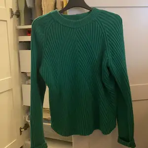 Säljer denna tröja , då även denna inte kommer till andvändning längre, andvänd få tal gånger, sitter jätte fint på men har även den perfekta gröna färgen.HELT SLUTSÅLD i affär💥⚡️Köpt för 400kr, säljer för 350kr inkl frakt 