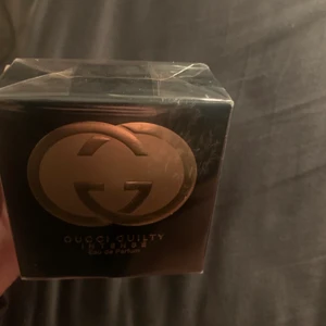 Oöppnad Gucci parfym  - Säljer min oöppnade Gucci parfym då jag redan har en likadan helt ny. Ny pris 720kr (se bild 2) Perfymen är väldigt fin även som inredning. Parfymen luktar sensuellt och väldigt gott! Hör av dig vid intesse!!