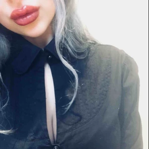  - Söt skjorta med fina detaljer. Det fattas en knapp på ena ärmen men det märks inte. Storlek Medium (jag har st XS-S) 🖤 