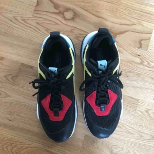  - Helt nya thunder puma sneakers som jag endast har använt en gång! Storlek: 39.  Måste tyvärr sälja dom pga fel stl!  SKITSNYGGA! 