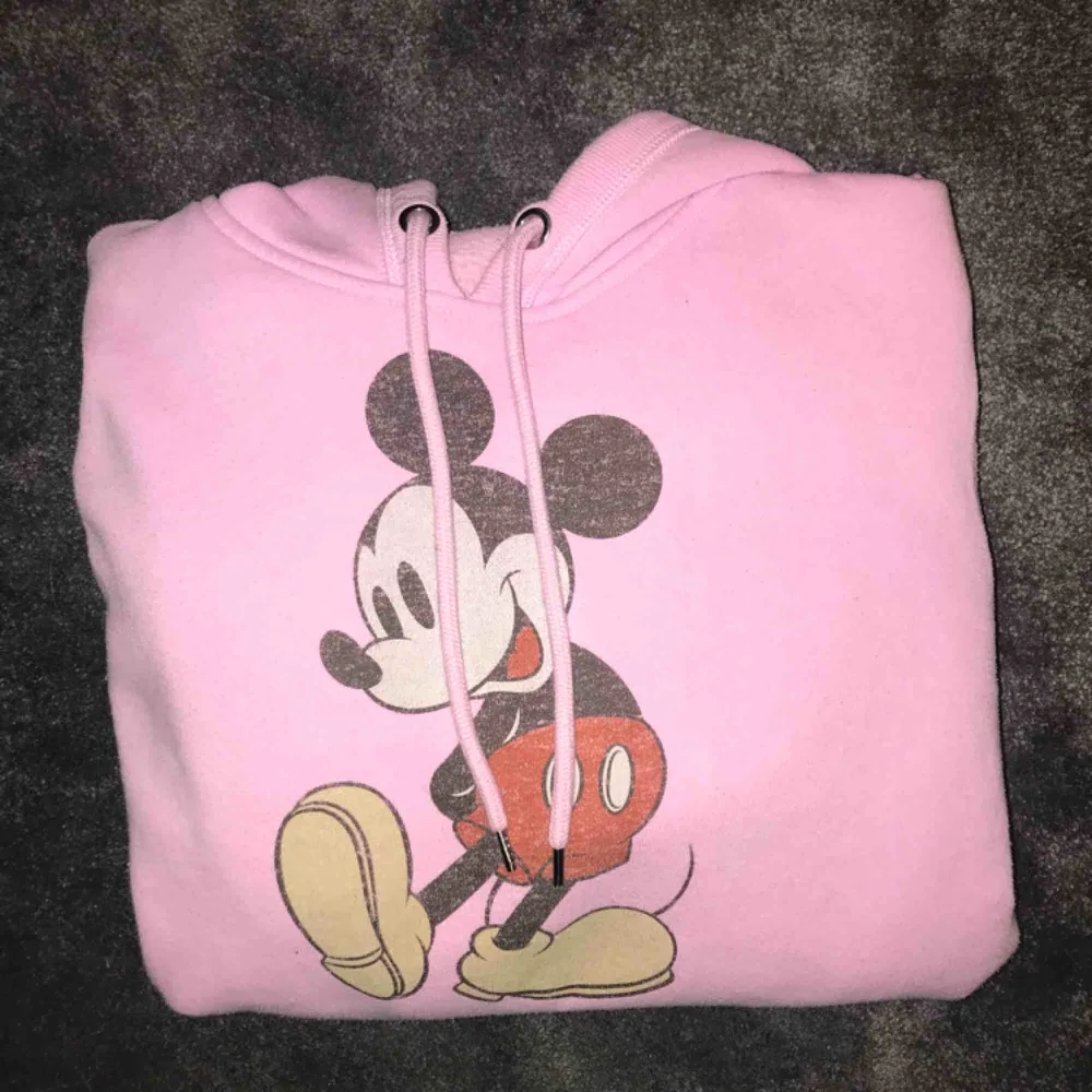 Ljus rosa Mickey Mouse hoodie från H&M, köpt ca 1 år sedan och den är knappt använd och därför i mycket bra skick, frakt tillkommer.. Hoodies.