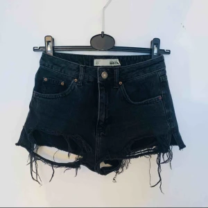  - Svarta jeansshorts från Topshop. Använda. Köparen står för frakten!