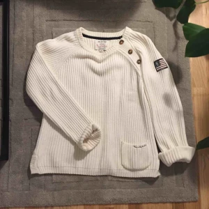  - Vit gosig och stickad tröja från Bondelid 💞 storlek M men lite större så den är lite oversize 👌🏼