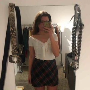  - Supersöt off-shoulder topp från Zara, använd en gång! Väldigt stretchig och sitter snyggt! Storlek small, men är väldigt givande. 