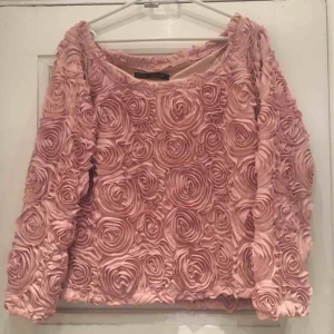  - Storlek M, men sitter rätt löst så passar även L!  ⚠️OBS! HÄMTAS i Hornstull alternativt skickas mot att köparen betalar fraktavgift. Möts endast upp om köparen köper för 100kr eller mer!⚠️