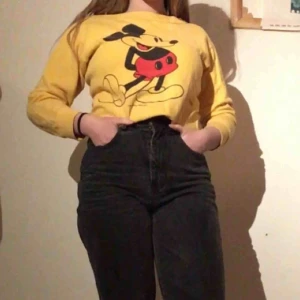  - gul tröja med musse pigg på, lite kort i ärmarna så jag brukar kavla upp dem lite. märke & storlek står inte, men den är ganska liten. har lite missfärgningar, kan skicka fler bilder. möts upp i uppsala möjligvis sthlm, fraktar ej :)
