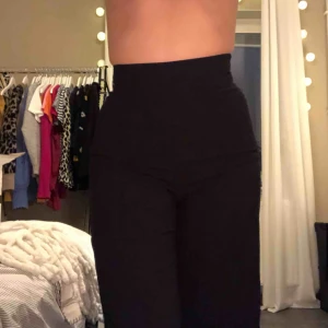  - Kostymbyxor med vida ben från Lindex. 