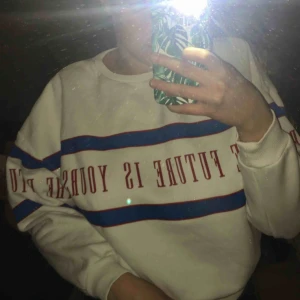  - Riktigt snygg tröja från Nelly. Använd 1 gång endast. Köparen står för frakten.