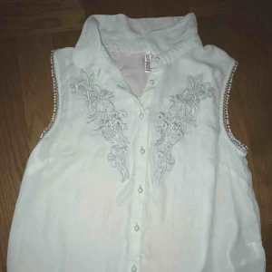  - Topp/blus  En turkos blus! Storlek : 36 Nytt skick!