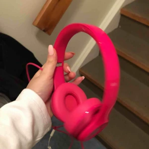  - Ett par rosa beats by dr.dre beatssolo2 hörlurar, använt fåtal gånger! Bra skick som nya! 