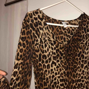  - Jättefin leopardklänning från & Other Stories. Fin passform. 