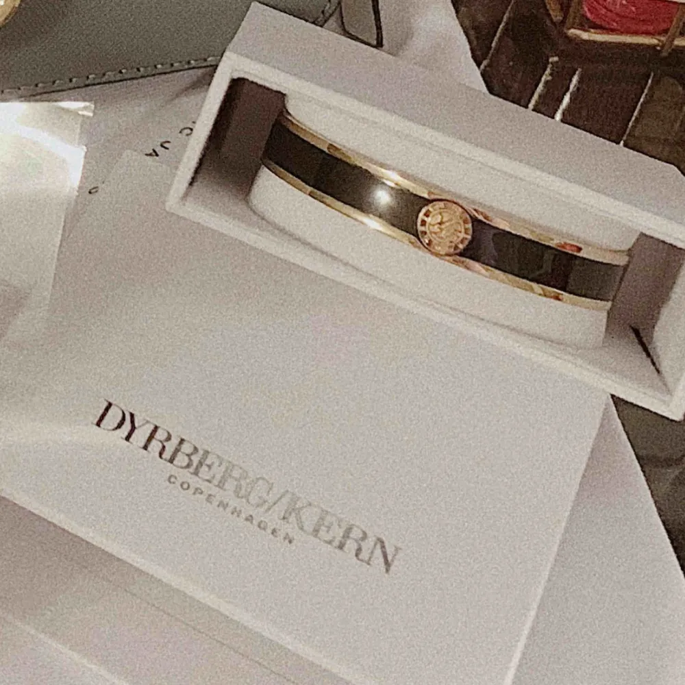 Superfint armband från DYRBERG/KERN. Armbandet är helt nytt och aldrig använt! Ord pris 699kr. Säljer för 550kr - Svart/gul - Bly och nickelfri Omkrets: 165 cm. Accessoarer.