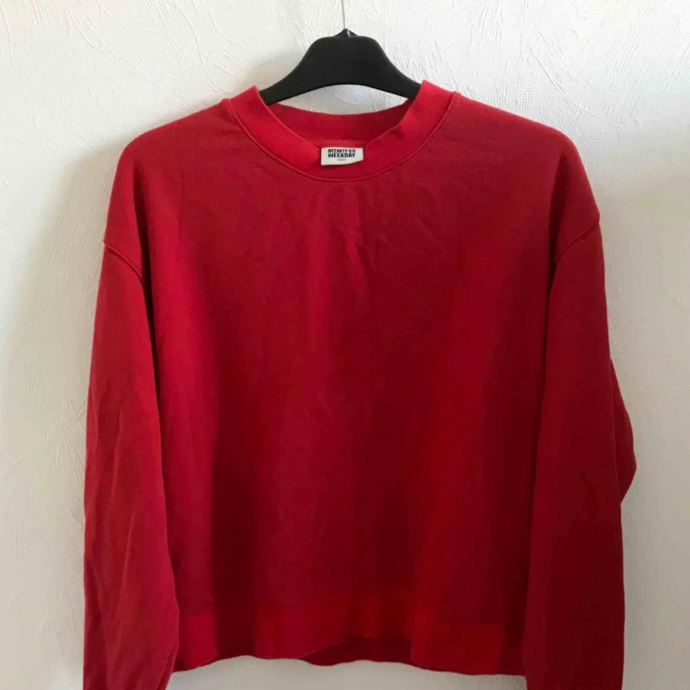 Röd sweatshirt från Weekday. Sparsamt använd.  Finns i Uppsala, annars står köpare för frakt. . Tröjor & Koftor.