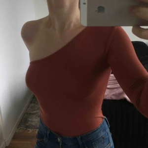  - Topp från Na-kd med one shoulder i storlek S. Svårt att få till färgen på bilderna men sista bilden visar färgen bäst! Möts upp i Uppsala annars står köparen för frakten som går på 39kr