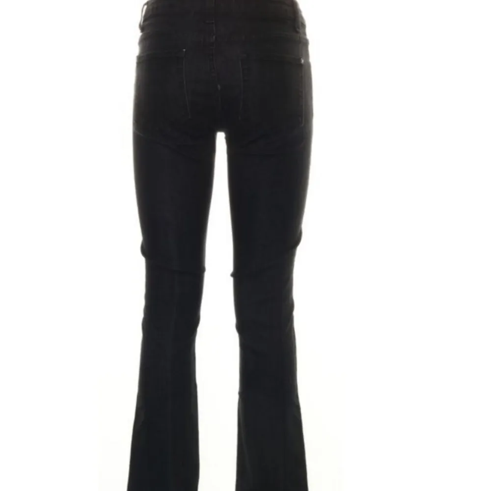 Svarta bootcut jeans från ginatricot i modellen perfect jeans. Storlek 27/32 passar XS-S. Bra skick förutom att det har lossnat färg på metallknappen. Frakt kostar 55 kr om man vill få dom fraktade 🌟. Jeans & Byxor.
