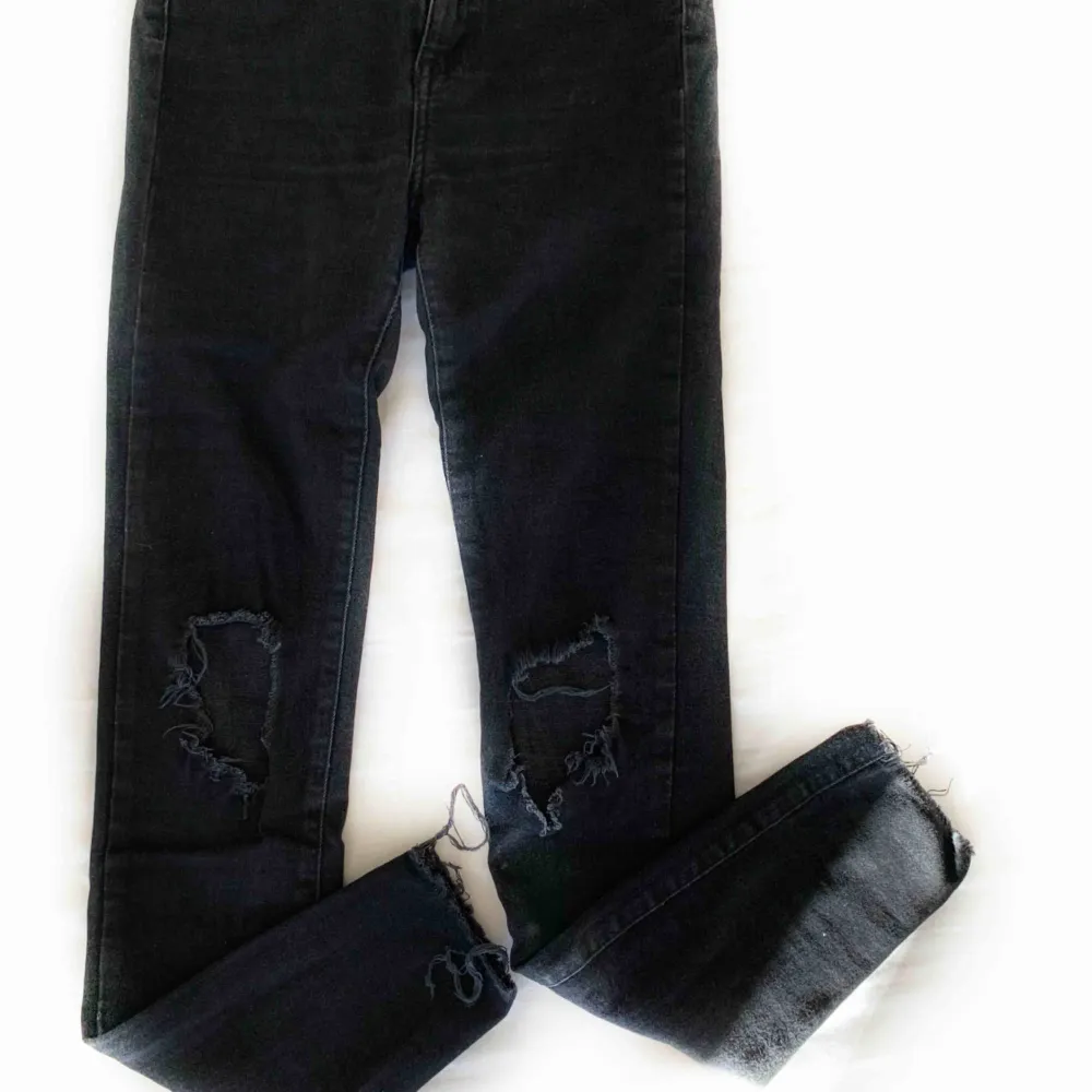 Superfint skick! Jeans från Gina tricot med slitningar på knäna. 80kr+ frakt 😊 passar en storlek S. Jeans & Byxor.