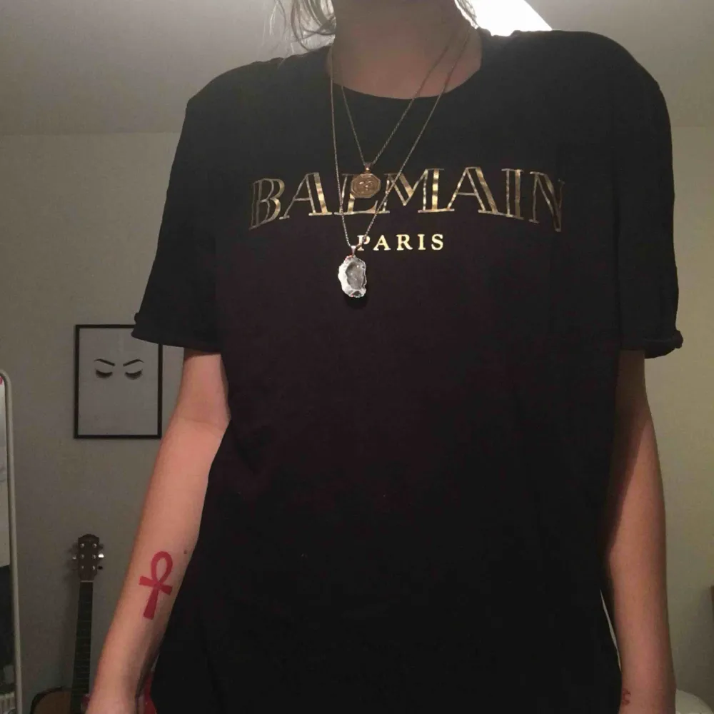 Säljer min älskade T-shirt från Balmain collaboration med Hm jag har strl S och den sitter löst på mig, frakt på 55 kr tillkommer!. T-shirts.