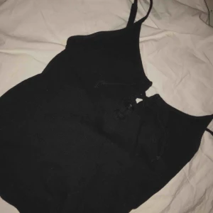 - Svart topp knytning vid bröstet Storlek xs Nytt skick
