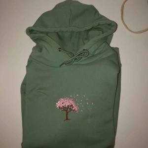  - Supersnygg hoodie från Agora Clothing. Använd fåtal gånger, superfin kvalité. 200kr inklusive frakt! 