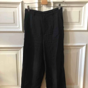  - Svarta vida lite kortare byxor från hm trend.  Kan mötas upp i Gbg annars tillkommer frakt ✨