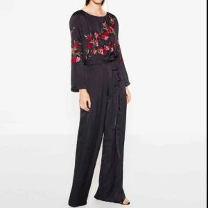  - Jumpsuit från zara, i storlek L, skulle säga att storleken är emellan en medium och en large. väldigt lång i benen så passar bra på långa tjejer över 175. Använd en gång.