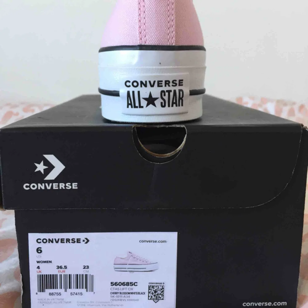 Äkta Converse säljes pga. fel storlekar.  Har tre par i stl. 36, 36,5 & 37,5 Aldrig använda🌸 Nypris 300kr. köpare står för frakt💌. Skor.