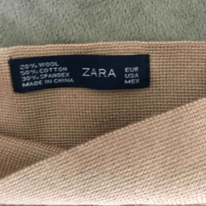  - Långärmad stickad tröja i stretchigt material. Sitter skönt på kroppen men bara använd två gånger.  80kr, kan mötas upp i Uppsala annars +40kr frakt. 