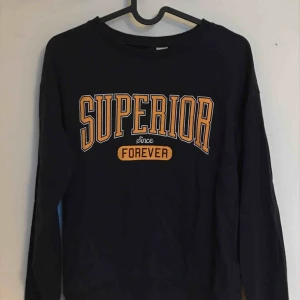  - Mörkblå tröja med tryck från h&m, säljer då jag inte längre använder den men fortfarande bra kvalitet Frakt ingår i priset