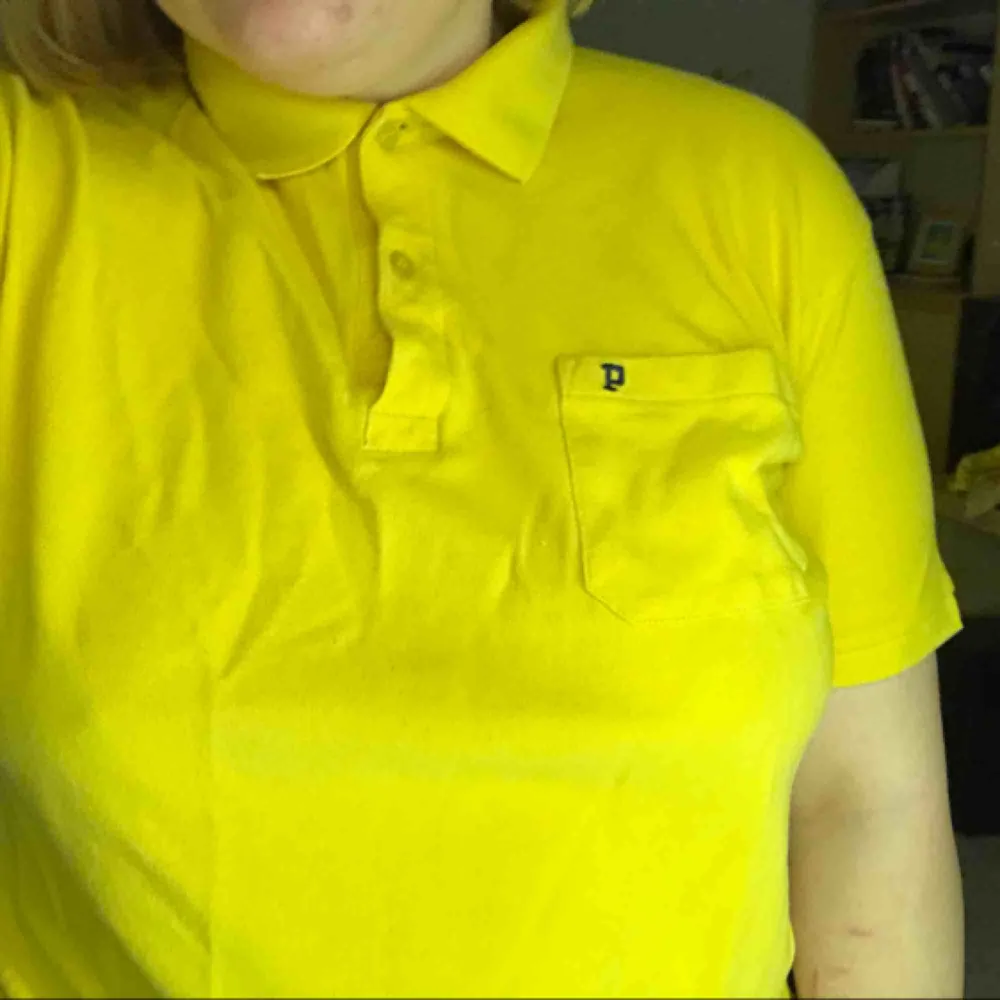  supersöt gul piké från park lane (?) i storlek m!! köparen betalar frakt!. T-shirts.