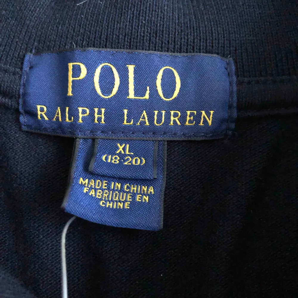 Polo Ralph Lauren pike, självklart äkta! Aldrig använd, nypris 1199kr Storleken är (18-20) men motsvarar medium. Betalning sker via Swish. Köpare står för frakt.. Toppar.