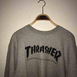 Grå Thrasher tröja (ÄKTA), i vanligt begagnat skick :) 