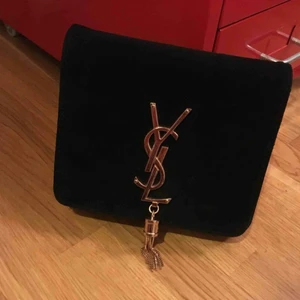  - En oäkta ysl partiväska fint skick, köpte den själv begagnat men håller den fin .. köparen betalar frakt om den ska skickas .. 