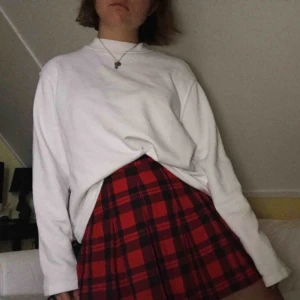  - Skotskrutig plisserad röd kjol. 🌻Frakt tillkommer (55kr)🦕 No refunds 🌻