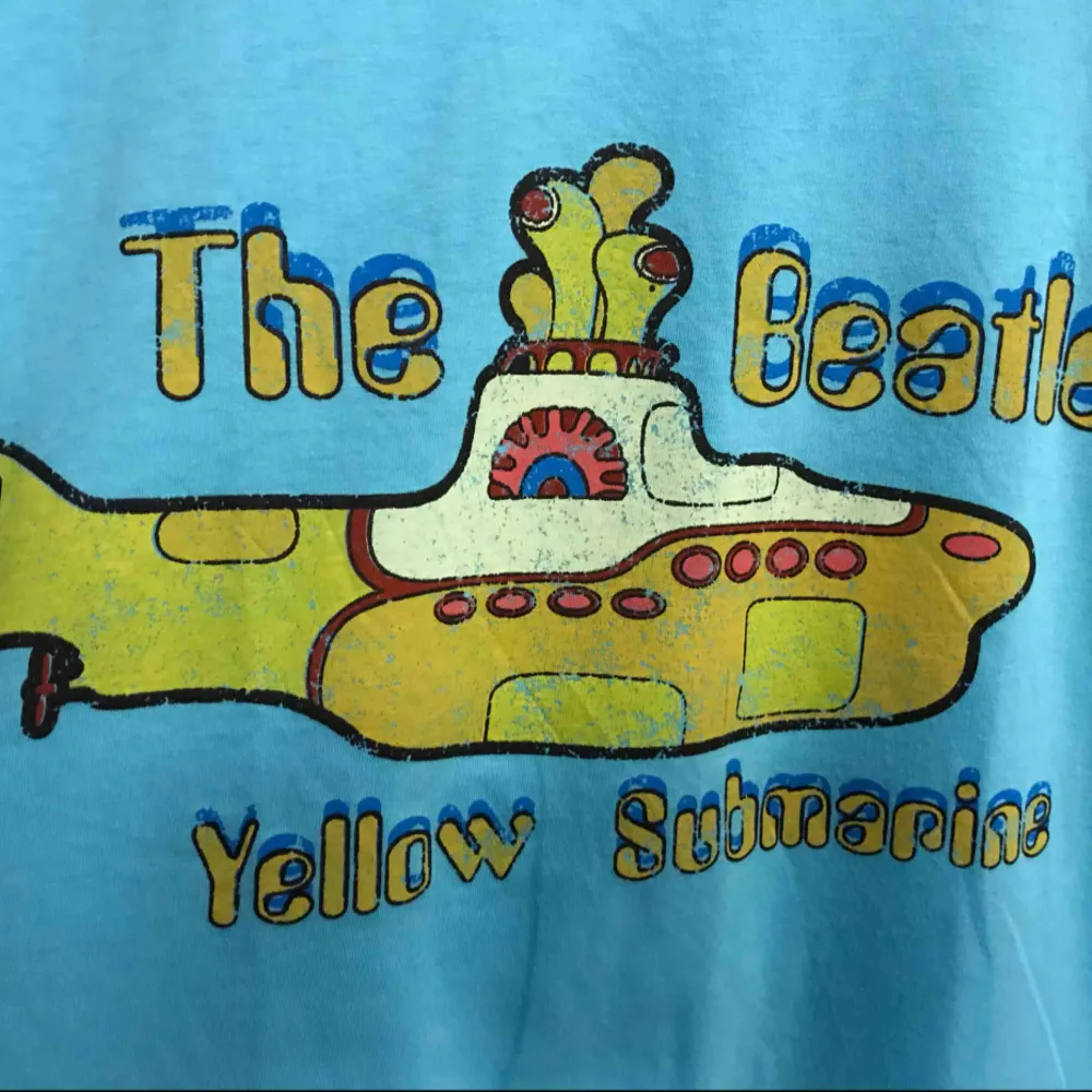 The Beatles Yellow Submarine t-shirt, storlek som en Medium. Från axel ner är den ca 64cm och på bredden från armhåla till armhåla är den ca 46cm. Den är ny och aldrig använd. Kan hämtas upp i Enskededalen eller skickas mot portokostnad 18:-. T-shirts.