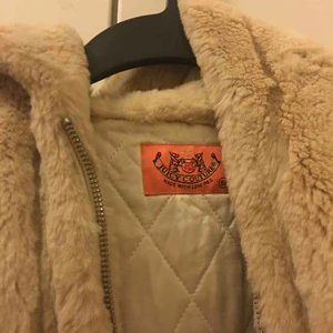  - Den är använd cirka 2-3 gånger. Storlek S. Jag säljer den pga att jag har två stycken. Ordinarie pris är 2000kr men säljer den för 850kr (inclusive frakt) 