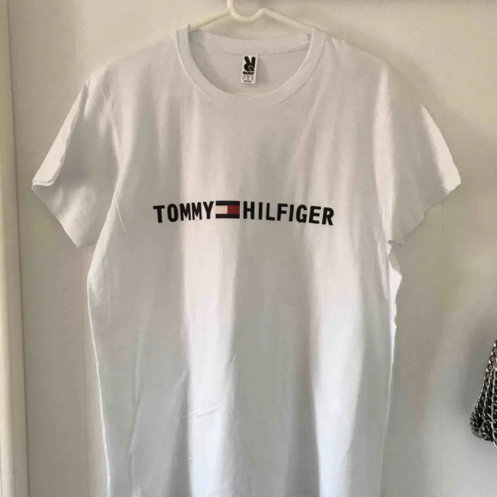 Tommy Hilfiger. ALDRIG ANVÄND. Tror den är fake. Vid frågor eller fler bilder skriv till mig😊. T-shirts.