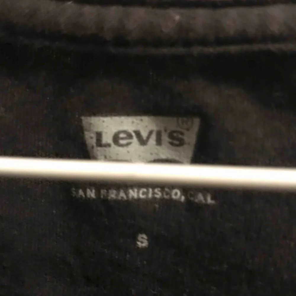 Mörkgrå Levi’s T-shirt, storlek S men passar som en Medium också. 100kr, plus frakt.. T-shirts.