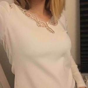  - En jättefin vit skräddarsydd tröja med spets i kragen, i strl S men skulle nog passa en M. Priset går att diskutera!!